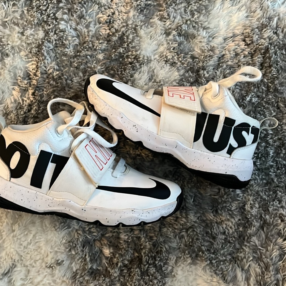 Boys Nike Team Hustle Just Do It size 4.5 Sneakers-Practically new